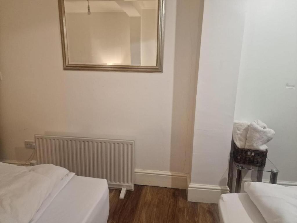Central Suite, 3 Single Beds ブリストル エクステリア 写真