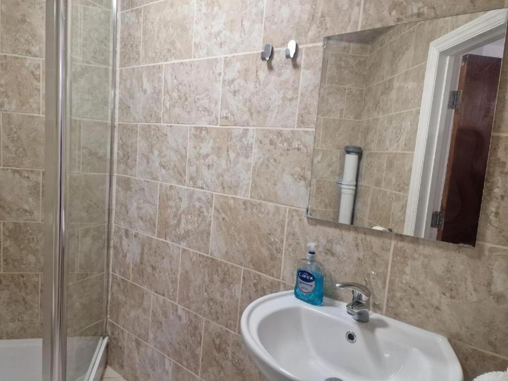 Central Suite, 3 Single Beds ブリストル エクステリア 写真